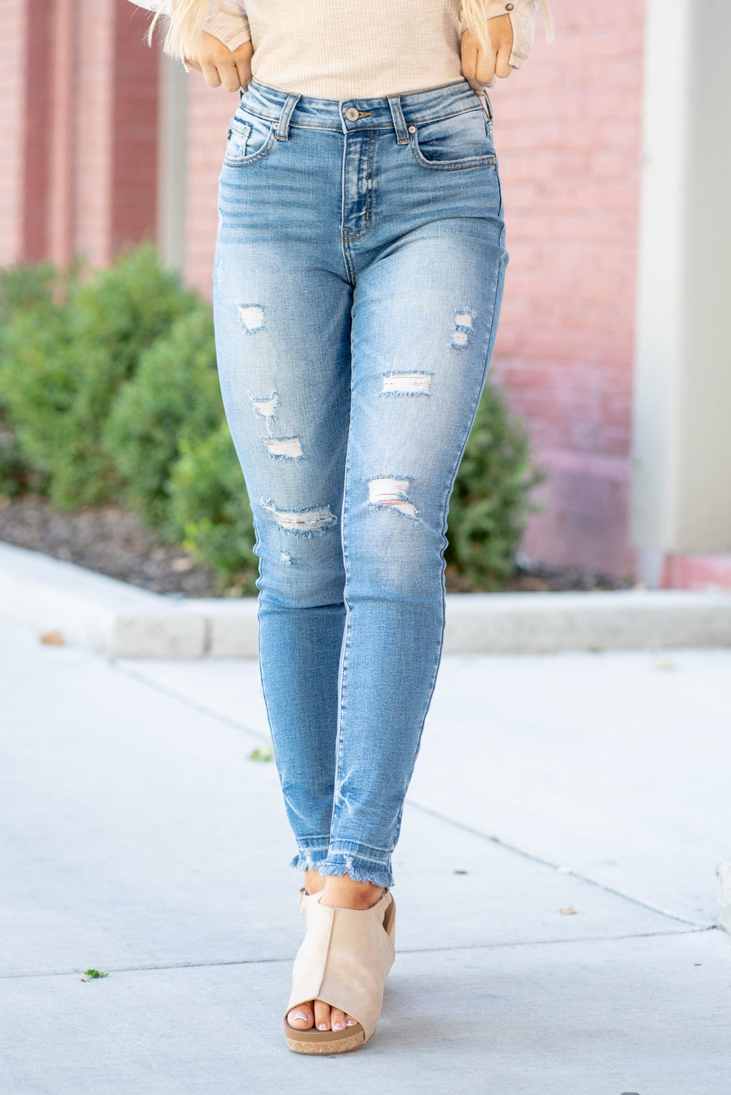 KanCan Jeans  These high-rise dark wash skinny jeans have a slightly distressed hem with a fitted skinny leg. Color: Medium Blue Cut: Skinny, 29.5" Inseam* Rise: High-Rise, 9.75" Front Rise* 98% COTTON 2% SPANDEX Stitching: Classic  Fly: Zipper Style #: KC8347M Contact us for any additional measurements or sizing.    *Measured on the smallest size, measurements may vary by size.   Cas is 5'7" and wears a size 25 in jeans, a small in tops, and 8 in shoes. She is wearing size 25 in these jeans. 