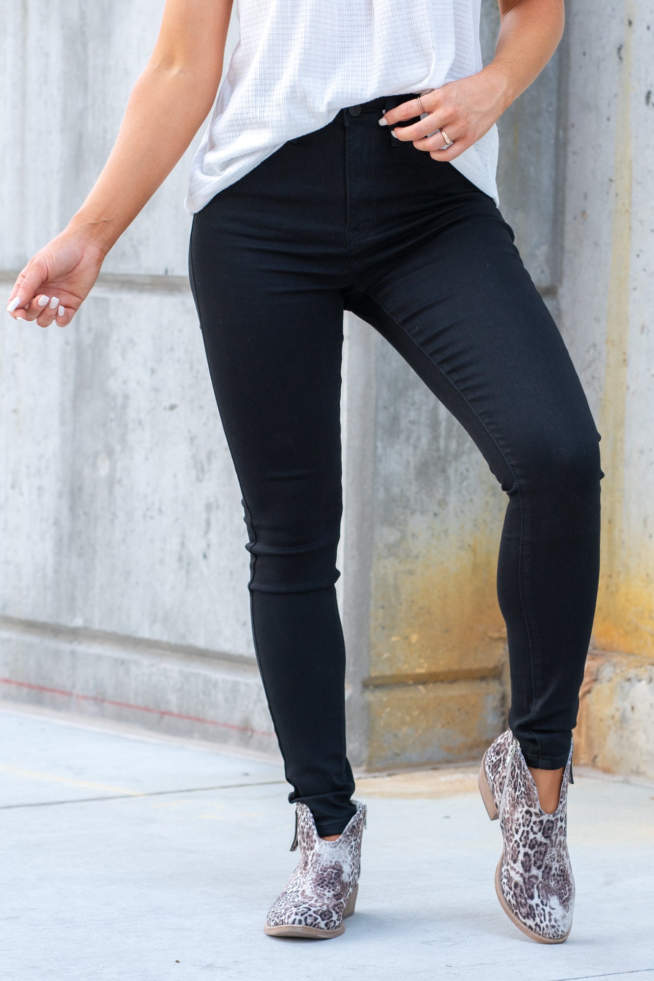 KanCan Jeans Collection: Core Style  Color: Dark Black Wash Cut: Skinny, 29.5" Inseam* Rise: High Rise, 10.5" Front Rise* 70%COTTON, 28%POLYESTER, 2%SPANDEX Stitching: Classic Fly: Zipper  Style #: KC11253BK Contact us for any additional measurements or sizing   *Measured on the smallest size, measurements may vary by size.