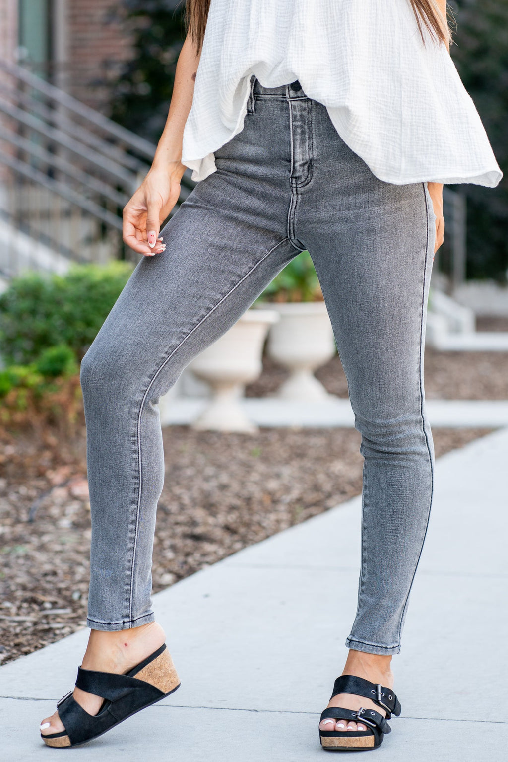 KanCan Jeans  Color: Grey Cut: Super Skinny, 28" Inseam* Rise: High-Rise, 10" Front Rise* 94.9% COTTON 3.8% POLYESTER 1.3% SPANDEX Fly: Zipper  Style #: KC7342LG *Measured on the smallest size, measurements may vary by size.  Contact us for any additional measurements or sizing.   Alyssa is 5'5" and wears a size 25 in jeans, a small in tops, and 8 in shoes. She is wearing a size 25 in these jeans. 