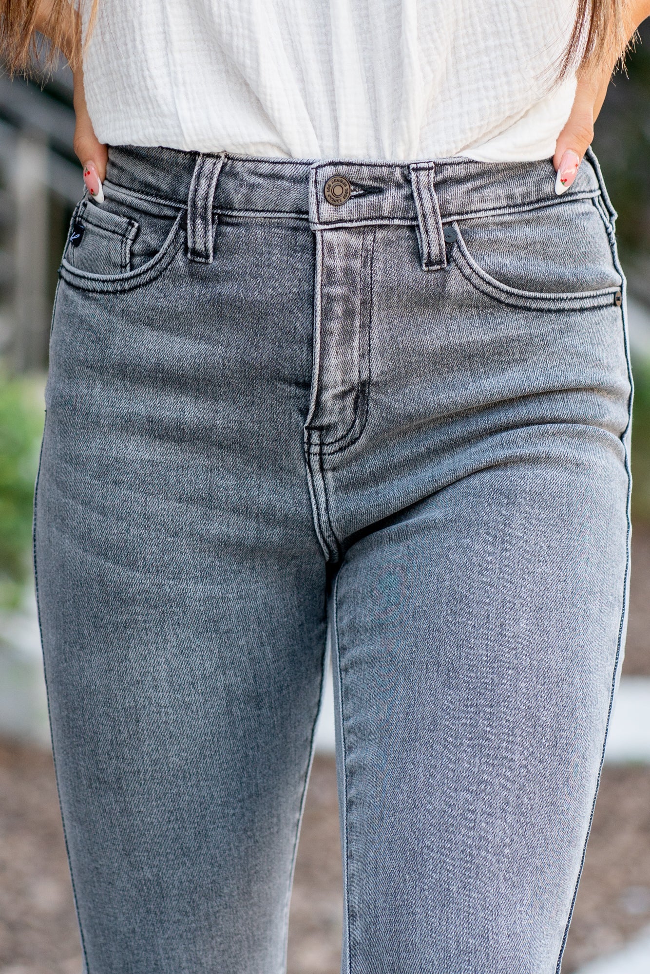 KanCan Jeans  Color: Grey Cut: Super Skinny, 28" Inseam* Rise: High-Rise, 10" Front Rise* 94.9% COTTON 3.8% POLYESTER 1.3% SPANDEX Fly: Zipper  Style #: KC7342LG *Measured on the smallest size, measurements may vary by size.  Contact us for any additional measurements or sizing.   Alyssa is 5'5" and wears a size 25 in jeans, a small in tops, and 8 in shoes. She is wearing a size 25 in these jeans. 