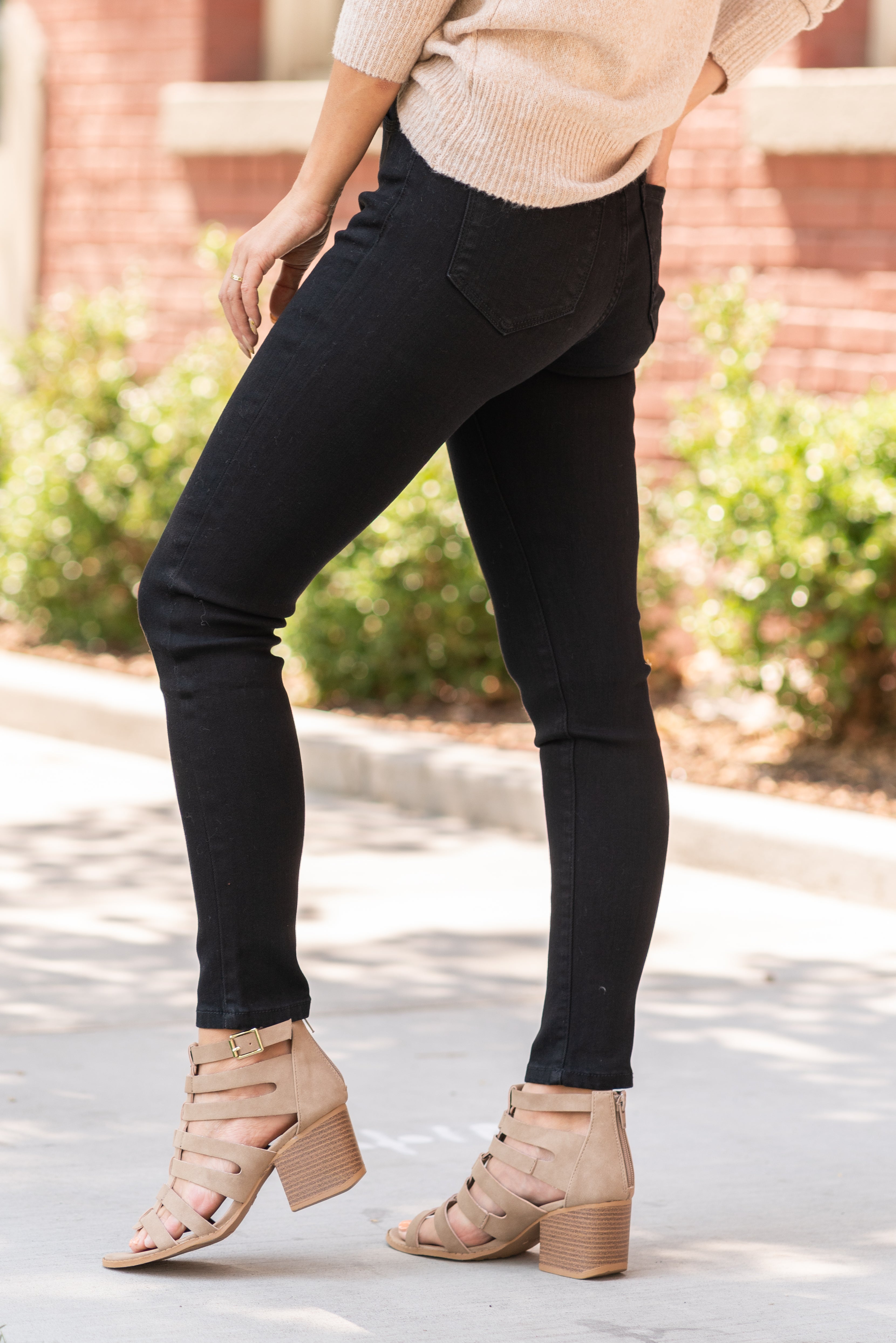 KanCan Jeans  Collection: Core Style Color: Black Cut: Ankle Skinny, 27.5" Inseam Rise: High-Rise, 9.5" Front Rise COTTON 38.1% POLYESTER 29.5% TENCEL 31.2% SPANDEX 1.2% Fly: Zipper  Style #: KC7312BK Contact us for any additional measurements or sizing. 