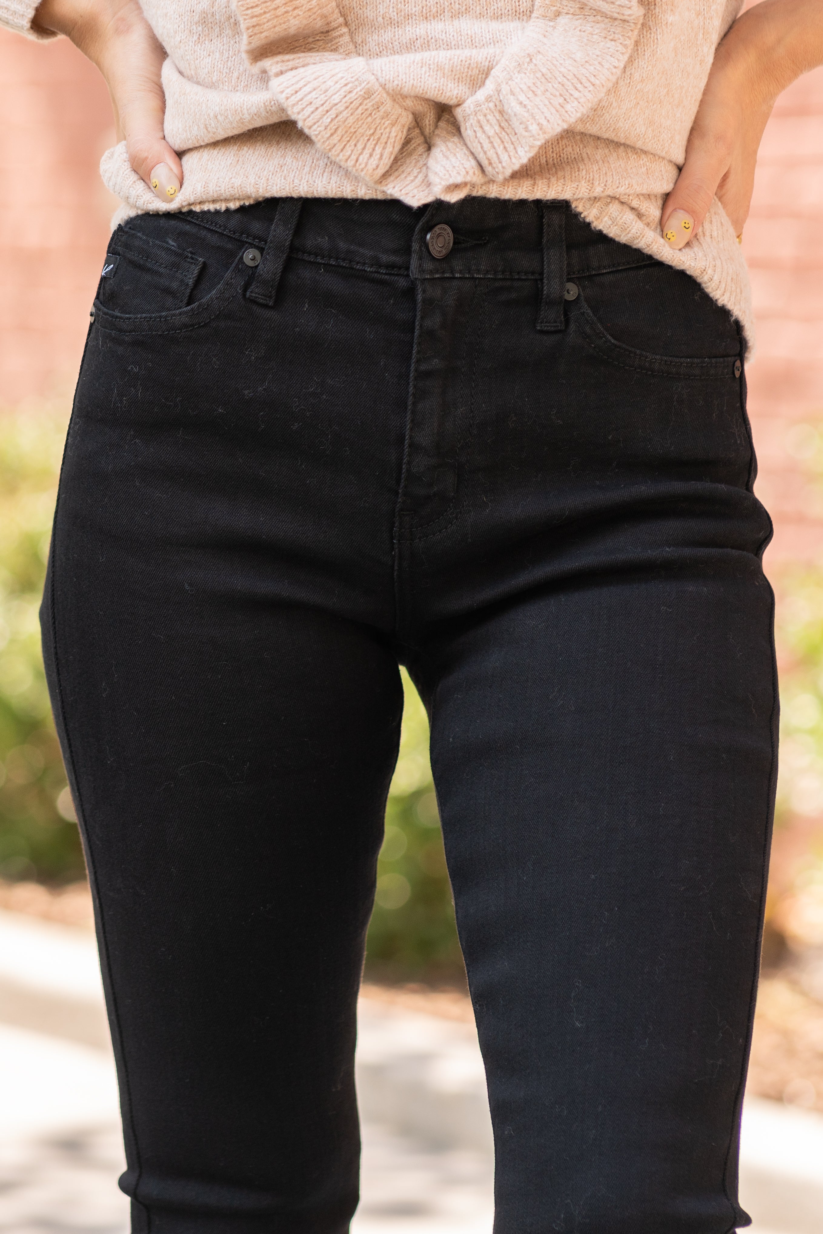 KanCan Jeans  Collection: Core Style Color: Black Cut: Ankle Skinny, 27.5" Inseam Rise: High-Rise, 9.5" Front Rise COTTON 38.1% POLYESTER 29.5% TENCEL 31.2% SPANDEX 1.2% Fly: Zipper  Style #: KC7312BK Contact us for any additional measurements or sizing. 
