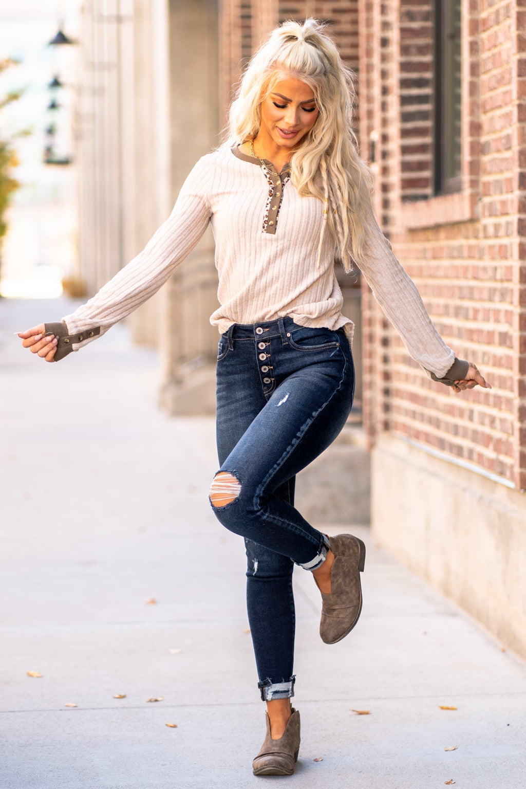 KanCan Jeans  Color: Dark Wash Cut: Ankle Skinny, 27.5" Inseam* Rise: High Rise, 9.5" Front Rise* COTTON 94% POLYESTER 4% SPANDEX 2% Fly: Exposed Button Fly Style #: KC7117D Contact us for any additional measurements or sizing.  *Measured on the smallest size, measurements may vary by size. 