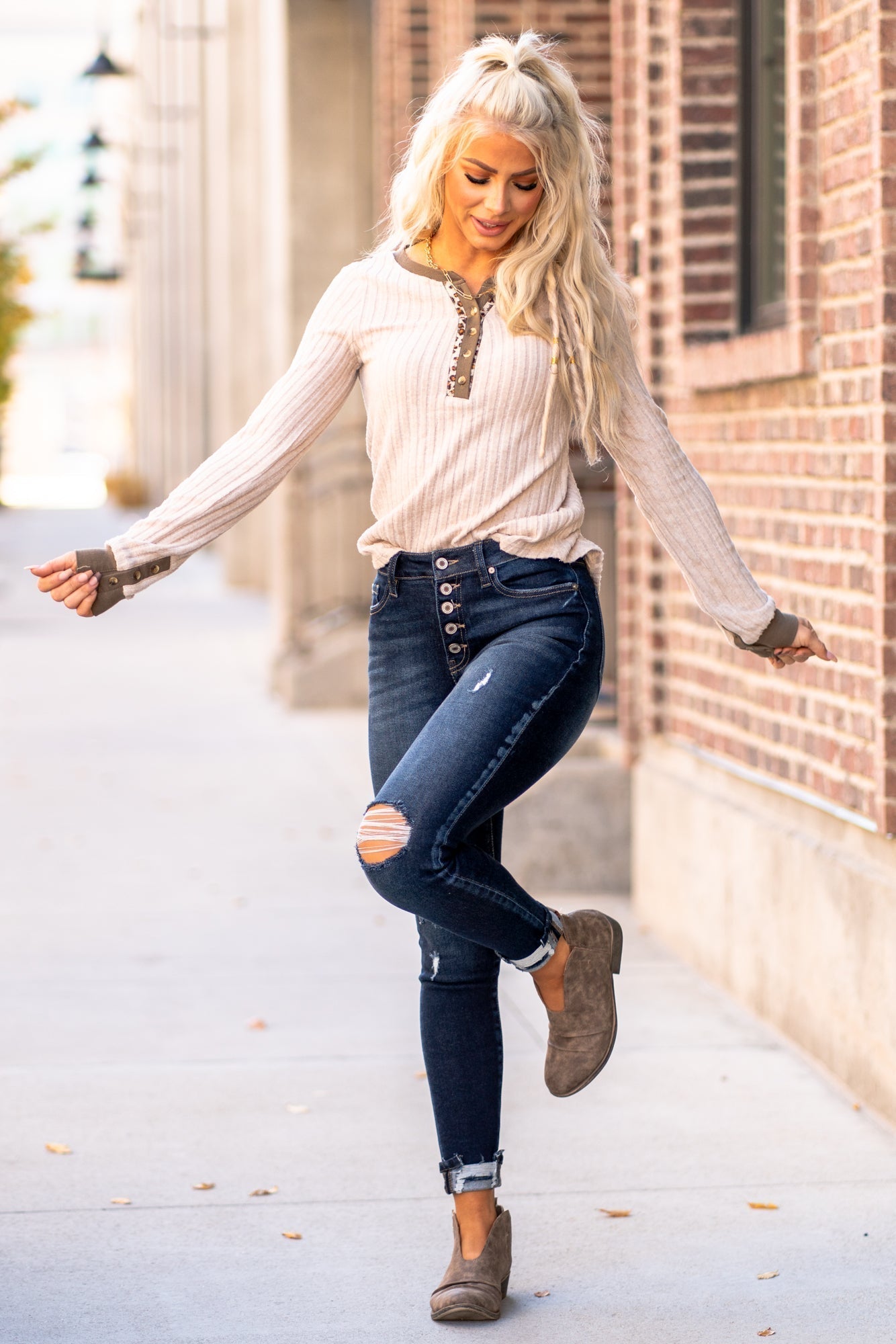 KanCan Jeans  Color: Dark Wash Cut: Ankle Skinny, 27.5" Inseam* Rise: High Rise, 9.5" Front Rise* COTTON 94% POLYESTER 4% SPANDEX 2% Fly: Exposed Button Fly Style #: KC7117D Contact us for any additional measurements or sizing.  *Measured on the smallest size, measurements may vary by size. 