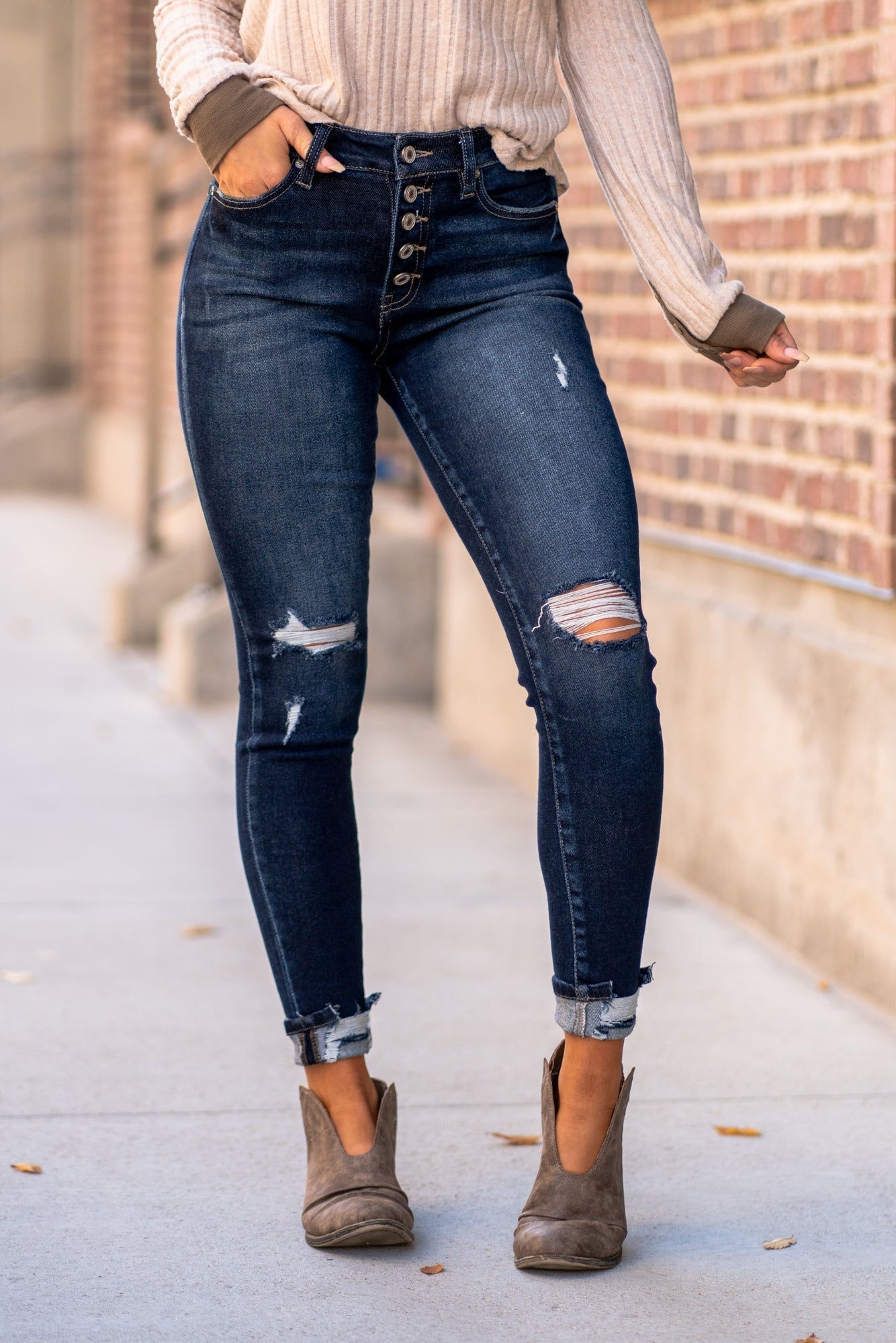 KanCan Jeans  Color: Dark Wash Cut: Ankle Skinny, 27.5" Inseam* Rise: High Rise, 9.5" Front Rise* COTTON 94% POLYESTER 4% SPANDEX 2% Fly: Exposed Button Fly Style #: KC7117D Contact us for any additional measurements or sizing.  *Measured on the smallest size, measurements may vary by size. 