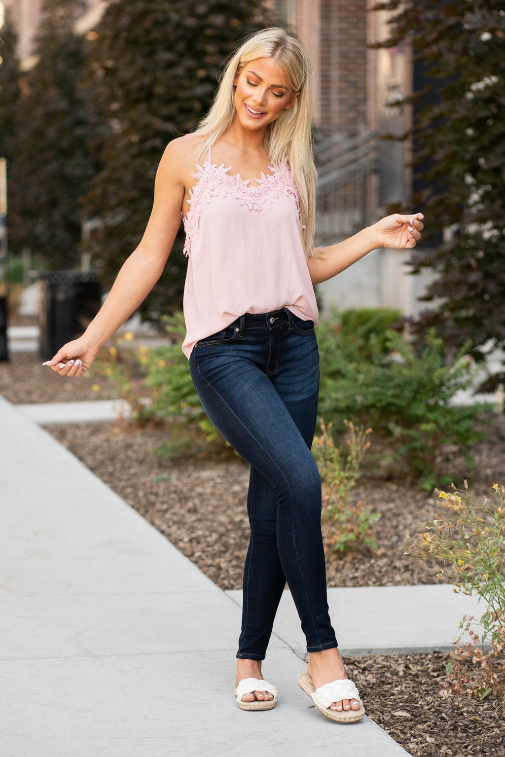 KanCan Jeans Collection: Core Style  Color: Dark Wash Cut: Skinny, 29.5" Inseam  Rise: Mid-Rise, 8.5" Front Rise 67% COTTON 25% POLYESTER 7% RAYON Stitching: Classic Fly: Zipper Style #: KC7092 Contact us for any additional measurements or sizing