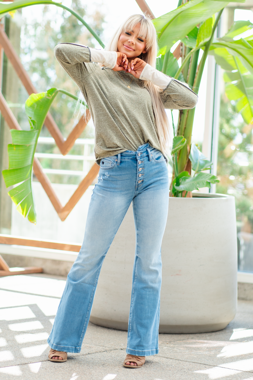 KanCan Jeans   KanCan Stretch Level: Comfort Stretch  Curvy Fit Flare  Color: Light Blue Wash Cut: Flare, 33" Inseam  Rise: High Rise, 11" Front Rise 95% COTTON, 4% POLYESTER, 1% LYCRA Fly: Exposed Button Fly Style #: KC8602L-CV Contact us for any additional measurements or sizing.  *Measured on the smallest size, measurements may vary by size. 