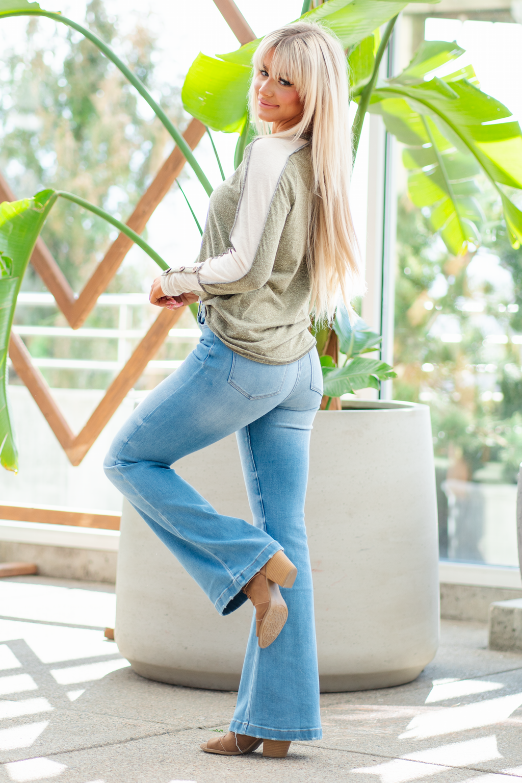 KanCan Jeans   KanCan Stretch Level: Comfort Stretch  Curvy Fit Flare  Color: Light Blue Wash Cut: Flare, 33" Inseam  Rise: High Rise, 11" Front Rise 95% COTTON, 4% POLYESTER, 1% LYCRA Fly: Exposed Button Fly Style #: KC8602L-CV Contact us for any additional measurements or sizing.  *Measured on the smallest size, measurements may vary by size. 