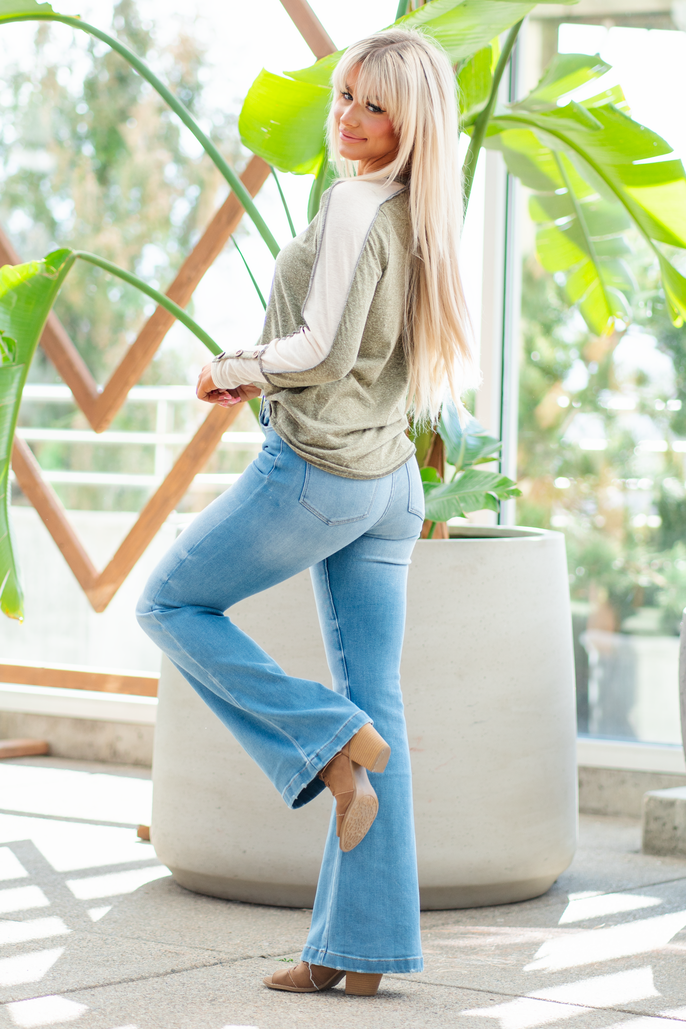 KanCan Jeans   KanCan Stretch Level: Comfort Stretch  Curvy Fit Flare  Color: Light Blue Wash Cut: Flare, 33" Inseam  Rise: High Rise, 11" Front Rise 95% COTTON, 4% POLYESTER, 1% LYCRA Fly: Exposed Button Fly Style #: KC8602L-CV Contact us for any additional measurements or sizing.  *Measured on the smallest size, measurements may vary by size. 