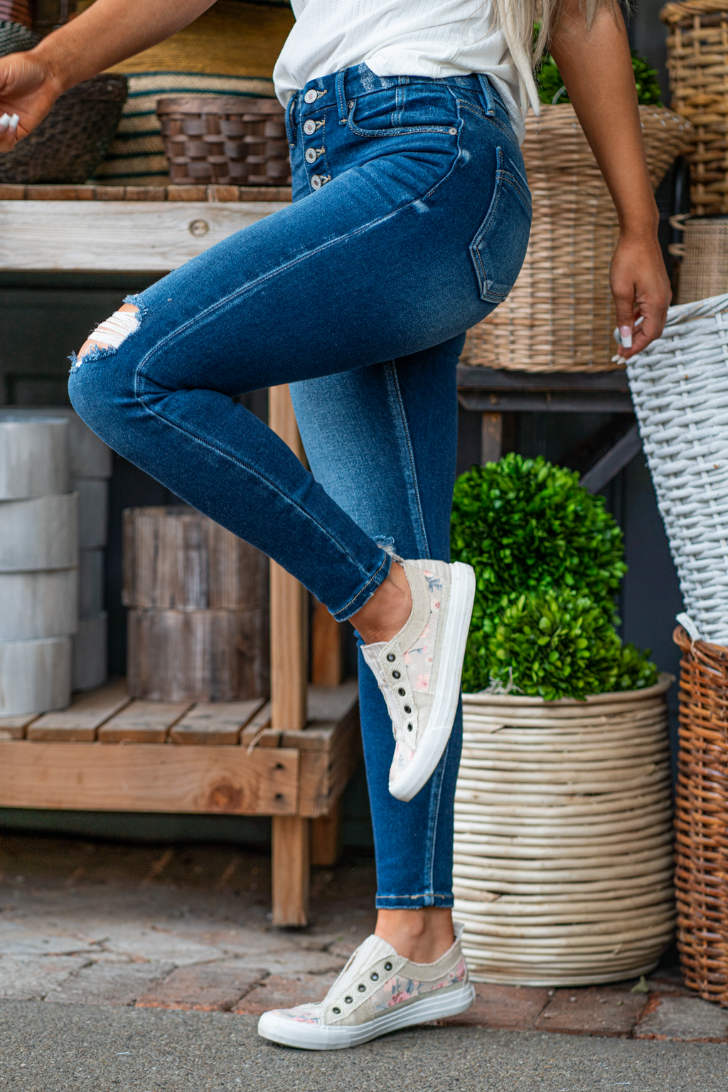 KanCan Jeans  Color: Dark Wash Cut: Skinny, 29" Inseam* Rise: High Rise, 10" Front Rise* 93% COTTON, 5% POLYESTER, 2% SPANDEX Fly: Zip Fly   Style #: KC9246D Contact us for any additional measurements or sizing.    *Measured on the smallest size, measurements may vary by size.