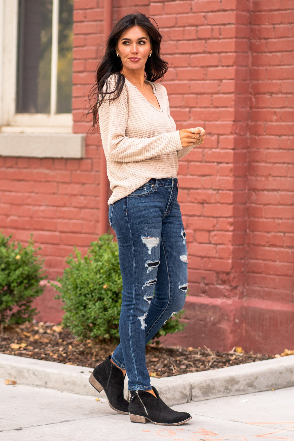 KanCan Jeans  KanCan Comfort Stretch Color: Medium Light Wash Cut: Ankle Skinny, 29.5" Inseam* Rise: Mid-Rise, 8.5" Front Rise* Material: 98% COTTON 2% SPANDEX  Stitching: Classic Fly: Zipper  Style #: KC5020D Contact us for any additional measurements or sizing.