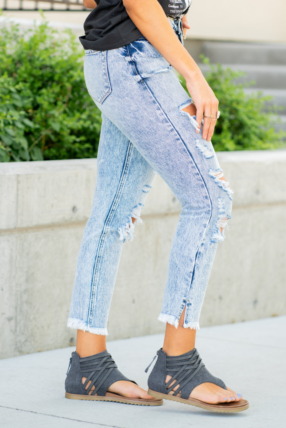 KanCan Jeans These mom jeans will become your go-to! Pair these girlfriend mom fit with sandals and a tee for an easy summer look.  Collection: Spring 2021 Color: Medium Blue Wash Cut: Straight Fit, 27" Inseam  Rise: High-Rise, 10.5" Front Rise 100% Cotton  Fly: Exposed Button Fly Style #: KC5201M Contact us for any additional measurements or sizing.  