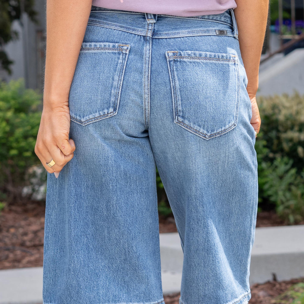 KanCan Daylin Low Rise Baggy Jort Shorts – Medium Wash Rigid Denim