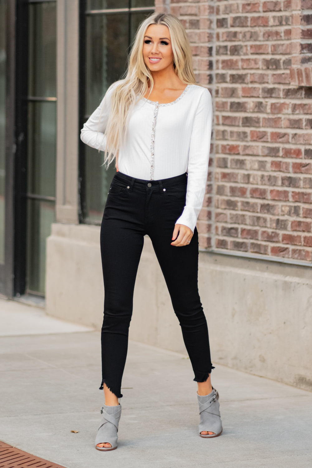 Kan Can Jeans Collection: Core Style Color: Black Cut: Ankle Skinny, 27" Inseam  Rise: High-Rise, 9" Front Rise Black, 66.4% COTTON 28.35 POLYESTER 3.6% RAYON 1.75 SPANDEX Kan Can Jeans Stitching: Classic Fly: Zipper Style #: KC7267BK Contact us for any additional measurements or sizing.  Haley is 5’6" and wears size 3 in jeans, a small top and 7.5 in shoes. She is wearing a 25 in these jeans.