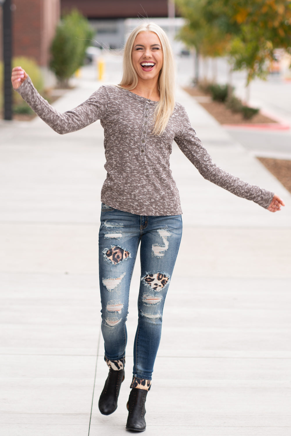 KanCan Jeans  Collection: Core Style Style Name: Mason Leopard Patch Skinny Color: Medium Dark Wash Cut: Skinny, 29.5" Inseam Rise: Mid-Rise, 8.5" Front Rise 70% COTTON 19% POLYESTER 10% RAYON 1% LYCRA Fly: Zipper  Style #: KC8191D Contact us for any additional measurements or sizing.  Melissa is 5'5" and wears a 2 in jeans, small top and size 6 shoe. She is wearing a 24/1 in these jeans.