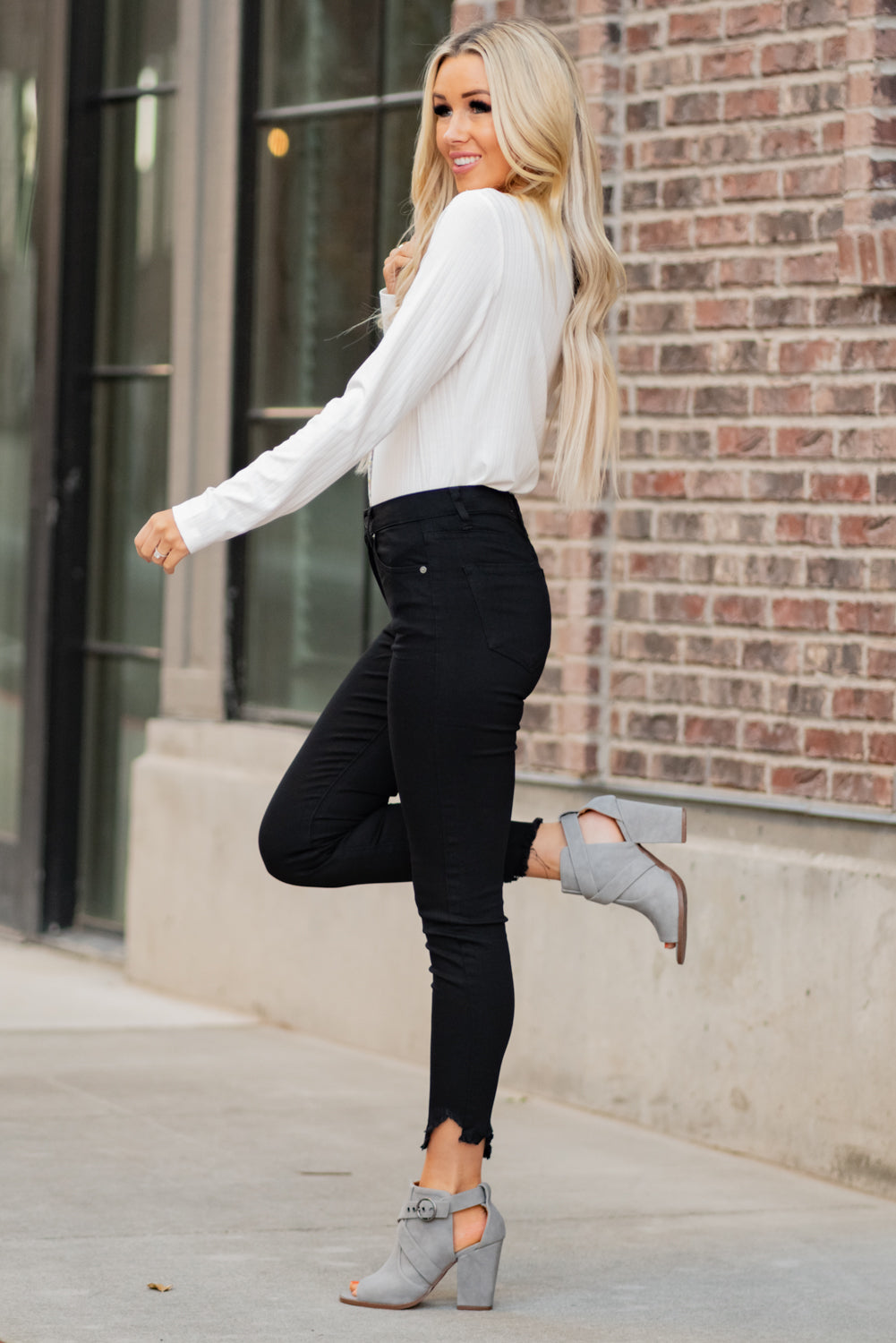 Kan Can Jeans Collection: Core Style Color: Black Cut: Ankle Skinny, 27" Inseam  Rise: High-Rise, 9" Front Rise Black, 66.4% COTTON 28.35 POLYESTER 3.6% RAYON 1.75 SPANDEX Kan Can Jeans Stitching: Classic Fly: Zipper Style #: KC7267BK Contact us for any additional measurements or sizing.  Haley is 5’6" and wears size 3 in jeans, a small top and 7.5 in shoes. She is wearing a 25 in these jeans.