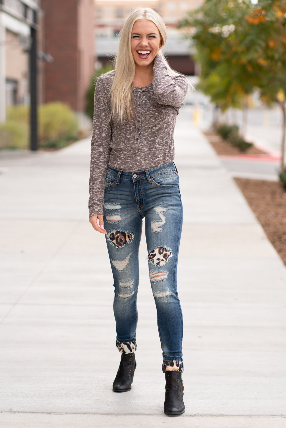 KanCan Jeans  Collection: Core Style Style Name: Mason Leopard Patch Skinny Color: Medium Dark Wash Cut: Skinny, 29.5" Inseam Rise: Mid-Rise, 8.5" Front Rise 70% COTTON 19% POLYESTER 10% RAYON 1% LYCRA Fly: Zipper  Style #: KC8191D Contact us for any additional measurements or sizing.  Melissa is 5'5" and wears a 2 in jeans, small top and size 6 shoe. She is wearing a 24/1 in these jeans.