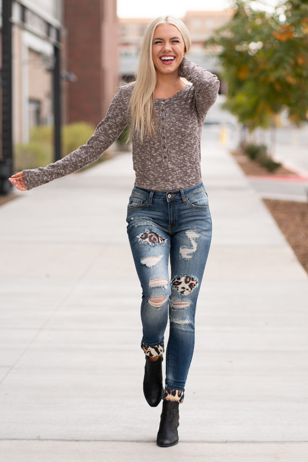 KanCan Jeans  Collection: Core Style Style Name: Mason Leopard Patch Skinny Color: Medium Dark Wash Cut: Skinny, 29.5" Inseam Rise: Mid-Rise, 8.5" Front Rise 70% COTTON 19% POLYESTER 10% RAYON 1% LYCRA Fly: Zipper  Style #: KC8191D Contact us for any additional measurements or sizing.  Melissa is 5'5" and wears a 2 in jeans, small top and size 6 shoe. She is wearing a 24/1 in these jeans.