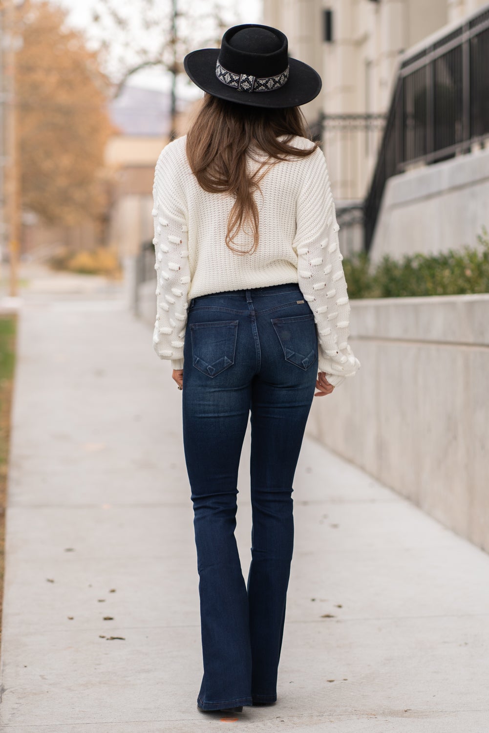 KanCan Jeans Collection: Core Style  Color: Dark Wash Cut: Flare, 33.75" Inseam  Rise: Mid-Rise, 9" Front Rise 54% 54% COTTON 34% Rayon 10% POLYESTER 2% SPANDEX Fly: Zipper Style #: KC6102D Contact us for any additional measurements or sizing.  Taylor is 5'7" and wears a size 4 in jeans, small top and an 8.5 in shoes. She is wearing a size size 25/3 in these jeans.