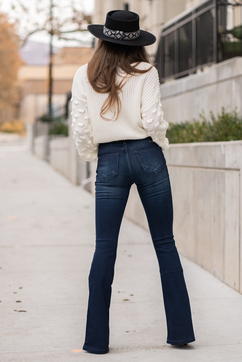 KanCan Jeans Collection: Core Style  Color: Dark Wash Cut: Flare, 33.75" Inseam  Rise: Mid-Rise, 9" Front Rise 54% 54% COTTON 34% Rayon 10% POLYESTER 2% SPANDEX Fly: Zipper Style #: KC6102D Contact us for any additional measurements or sizing.  Taylor is 5'7" and wears a size 4 in jeans, small top and an 8.5 in shoes. She is wearing a size size 25/3 in these jeans.