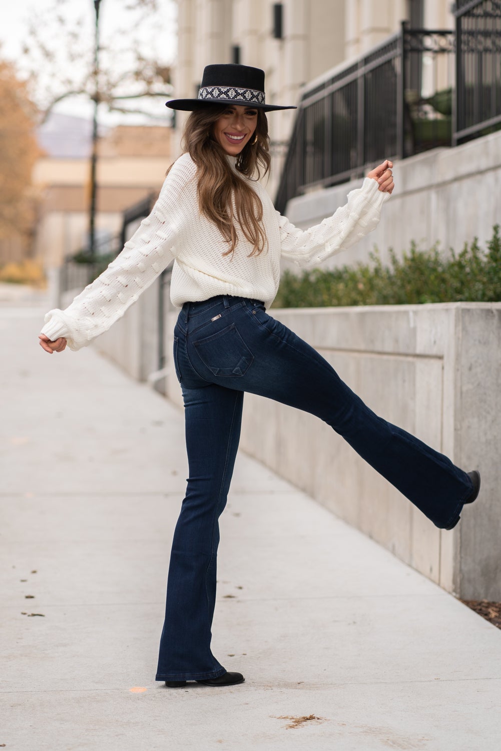 KanCan Jeans Collection: Core Style  Color: Dark Wash Cut: Flare, 33.75" Inseam  Rise: Mid-Rise, 9" Front Rise 54% 54% COTTON 34% Rayon 10% POLYESTER 2% SPANDEX Fly: Zipper Style #: KC6102D Contact us for any additional measurements or sizing.  Taylor is 5'7" and wears a size 4 in jeans, small top and an 8.5 in shoes. She is wearing a size size 25/3 in these jeans.