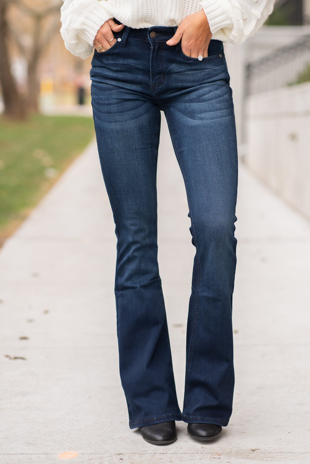 KanCan Jeans Collection: Core Style  Color: Dark Wash Cut: Flare, 33.75" Inseam  Rise: Mid-Rise, 9" Front Rise 54% 54% COTTON 34% Rayon 10% POLYESTER 2% SPANDEX Fly: Zipper Style #: KC6102D Contact us for any additional measurements or sizing.  Taylor is 5'7" and wears a size 4 in jeans, small top and an 8.5 in shoes. She is wearing a size size 25/3 in these jeans.