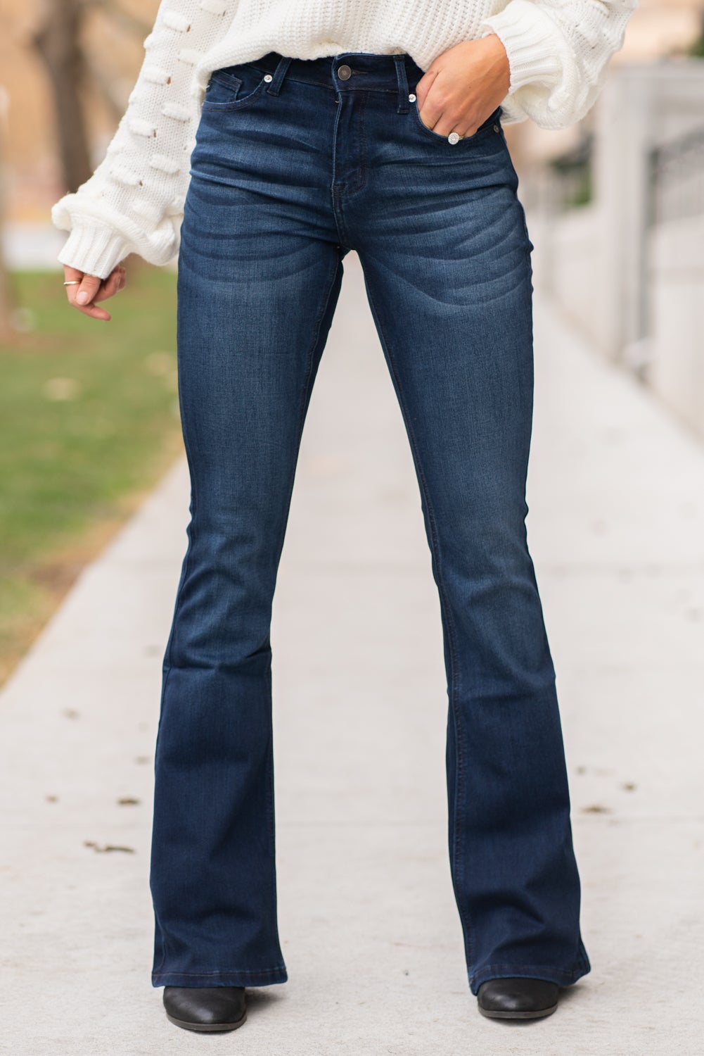 KanCan Jeans Collection: Core Style  Color: Dark Wash Cut: Flare, 33.75" Inseam  Rise: Mid-Rise, 9" Front Rise 54% 54% COTTON 34% Rayon 10% POLYESTER 2% SPANDEX Fly: Zipper Style #: KC6102D Contact us for any additional measurements or sizing.  Taylor is 5'7" and wears a size 4 in jeans, small top and an 8.5 in shoes. She is wearing a size size 25/3 in these jeans.