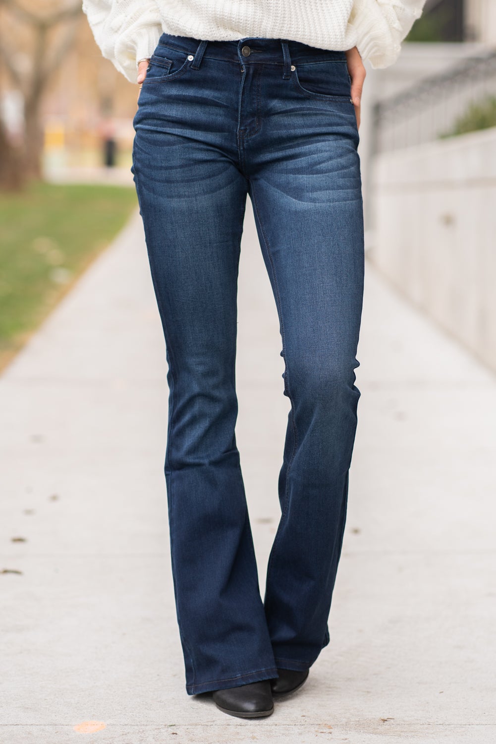 KanCan Jeans Collection: Core Style  Color: Dark Wash Cut: Flare, 33.75" Inseam  Rise: Mid-Rise, 9" Front Rise 54% 54% COTTON 34% Rayon 10% POLYESTER 2% SPANDEX Fly: Zipper Style #: KC6102D Contact us for any additional measurements or sizing.  Taylor is 5'7" and wears a size 4 in jeans, small top and an 8.5 in shoes. She is wearing a size size 25/3 in these jeans.