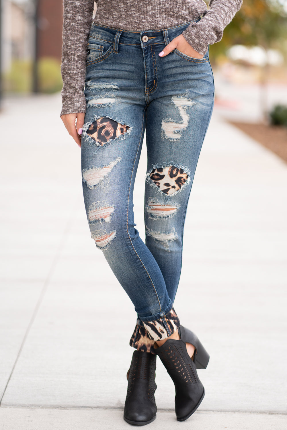 KanCan Jeans  Collection: Core Style Style Name: Mason Leopard Patch Skinny Color: Medium Dark Wash Cut: Skinny, 29.5" Inseam Rise: Mid-Rise, 8.5" Front Rise 70% COTTON 19% POLYESTER 10% RAYON 1% LYCRA Fly: Zipper  Style #: KC8191D Contact us for any additional measurements or sizing.  Melissa is 5'5" and wears a 2 in jeans, small top and size 6 shoe. She is wearing a 24/1 in these jeans.