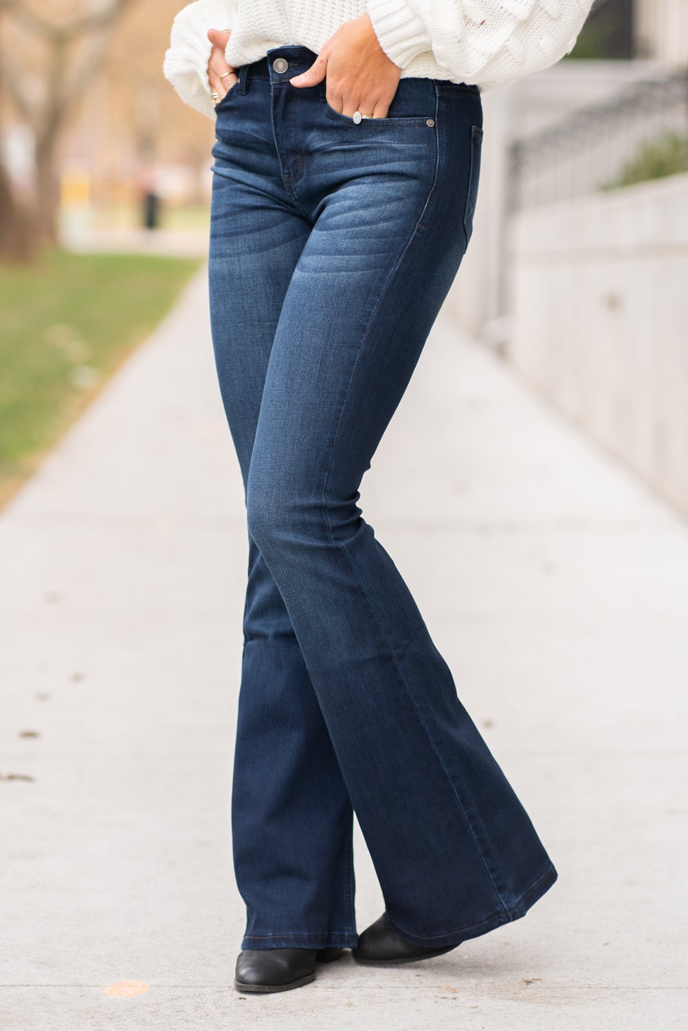 KanCan Jeans Collection: Core Style  Color: Dark Wash Cut: Flare, 33.75" Inseam  Rise: Mid-Rise, 9" Front Rise 54% 54% COTTON 34% Rayon 10% POLYESTER 2% SPANDEX Fly: Zipper Style #: KC6102D Contact us for any additional measurements or sizing.  Taylor is 5'7" and wears a size 4 in jeans, small top and an 8.5 in shoes. She is wearing a size size 25/3 in these jeans.
