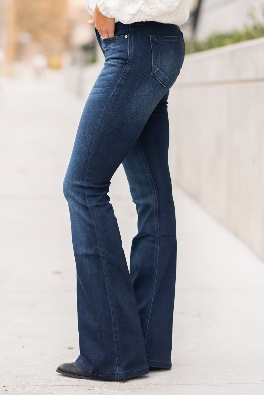 KanCan Jeans Collection: Core Style  Color: Dark Wash Cut: Flare, 33.75" Inseam  Rise: Mid-Rise, 9" Front Rise 54% 54% COTTON 34% Rayon 10% POLYESTER 2% SPANDEX Fly: Zipper Style #: KC6102D Contact us for any additional measurements or sizing.  Taylor is 5'7" and wears a size 4 in jeans, small top and an 8.5 in shoes. She is wearing a size size 25/3 in these jeans.