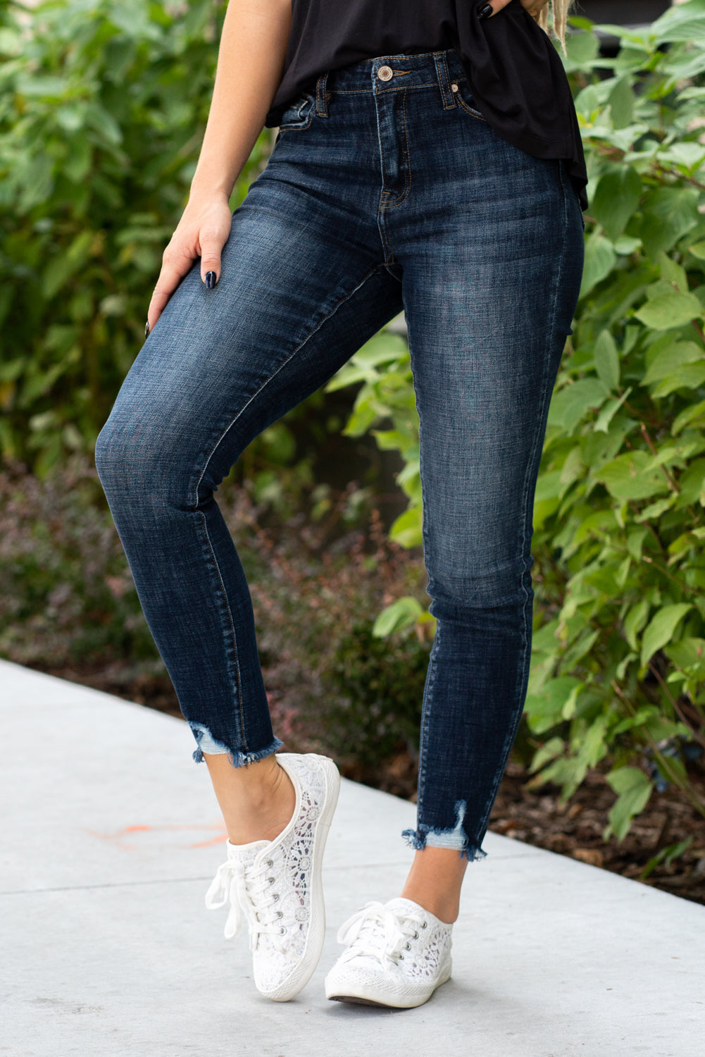 KanCan Jeans  Collection: Core Style Color: Dark Wash, 91.9% Cotton 7% Polyester 1.1% Spandex Cut: Ankle Skinny, 27.5" Inseam Rise: High-Rise, 9.5" Front Rise Machine Wash Separately In Cold Water Stitching: Classic Fly: Zipper Style #: KC7274D Contact us for any additional measurements or sizing.
