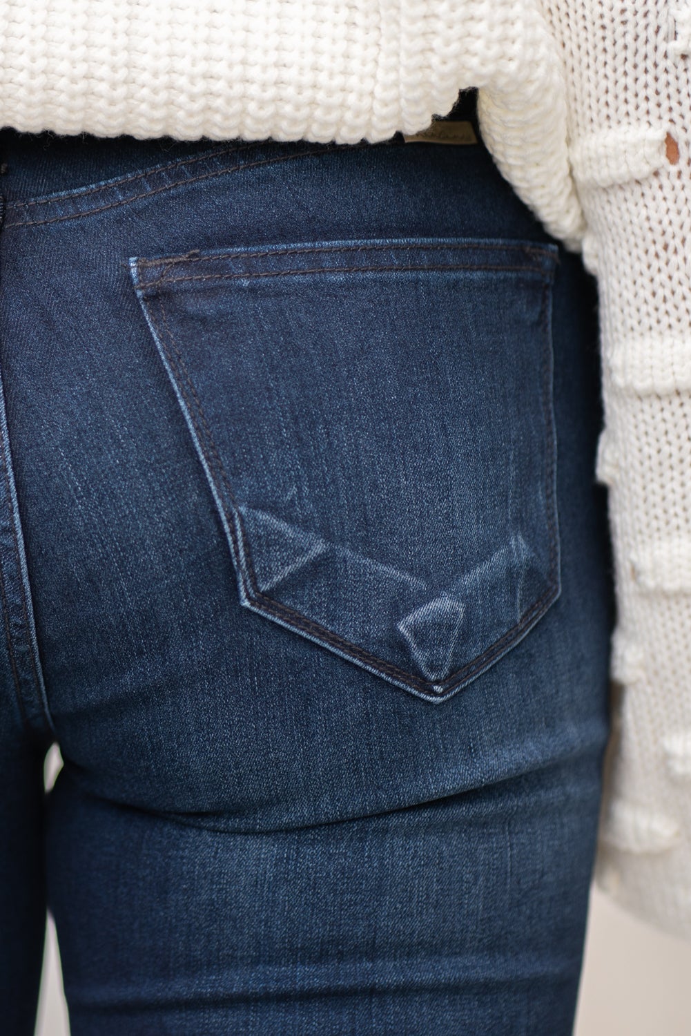 KanCan Jeans Collection: Core Style  Color: Dark Wash Cut: Flare, 33.75" Inseam  Rise: Mid-Rise, 9" Front Rise 54% 54% COTTON 34% Rayon 10% POLYESTER 2% SPANDEX Fly: Zipper Style #: KC6102D Contact us for any additional measurements or sizing.  Taylor is 5'7" and wears a size 4 in jeans, small top and an 8.5 in shoes. She is wearing a size size 25/3 in these jeans.