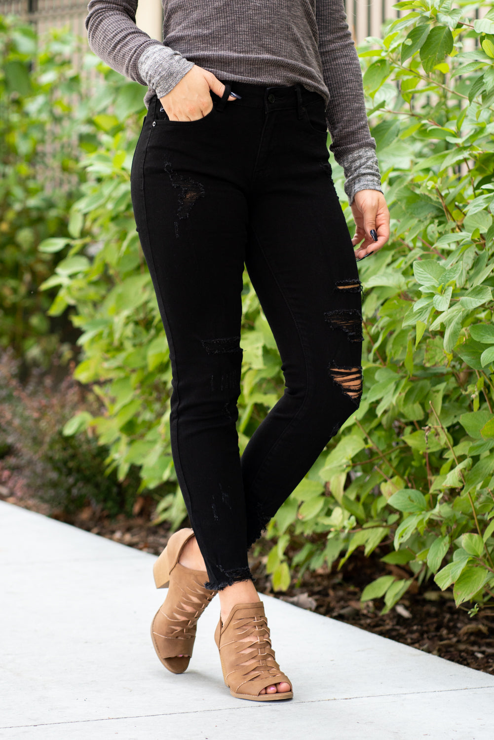 KanCan Jeans Color: Black Cut: Skinny, 27" Inseam Rise: Mid-Rise, 8.5" Front Rise 50% COTTON , 28% POLYESTER , 21% RAYON , 1% SPANDEX Stitching: Classic Fly: Zipper Style #: KC5056BK Contact us for any additional measurements or sizing.  